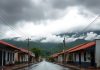 Previsão indica chuva e trovoadas em Barroso na última semana de outubro Céu nublado sobre rua de cidade do interior de Minas Gerais após chuva
