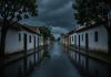 Temporal de 30 minutos destelha casas e derruba árvores em Leopoldina Rua de cidade do interior mineiro sob céu carregado de nuvens de chuva