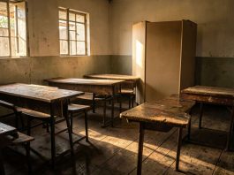 Sala de aula usada como seção eleitoral vazia ao fim da tarde